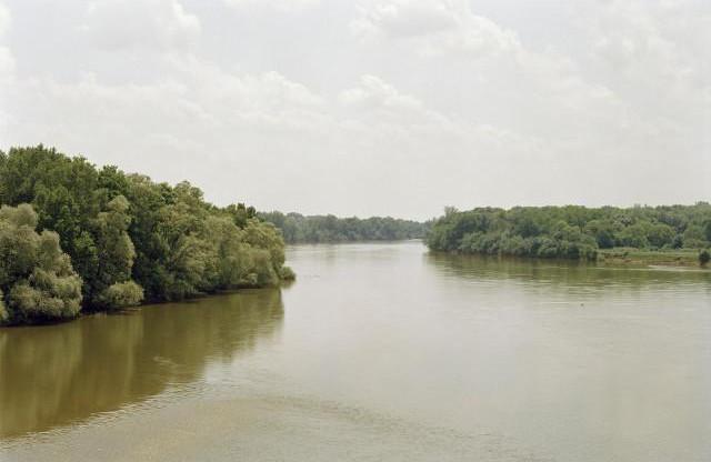 Saint-Thibault-sur-Loire, Cher. Centre-Val de Loire. 2001